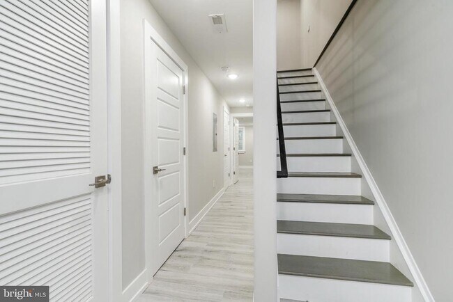 Building Photo - 103 E Duval St