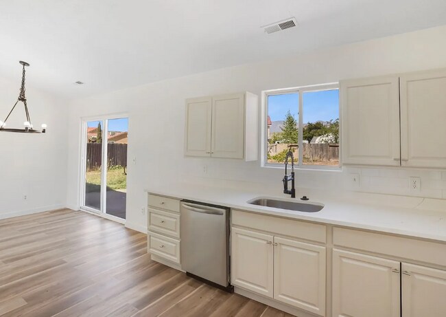 Building Photo - Adorable 2 Bedroom Hurricane Home! Pet Friendly!