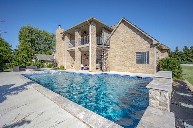 Building Photo - (5) Bed/(4.5) Bath + Study Avail NOW! Must-See Amenities!