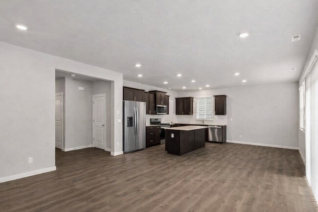 Building Photo - Beautiful large newer build 4 bedroom in Lipoma Firs!