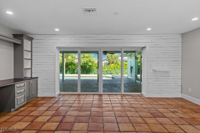 Building Photo - 1384 Burgundy Dr