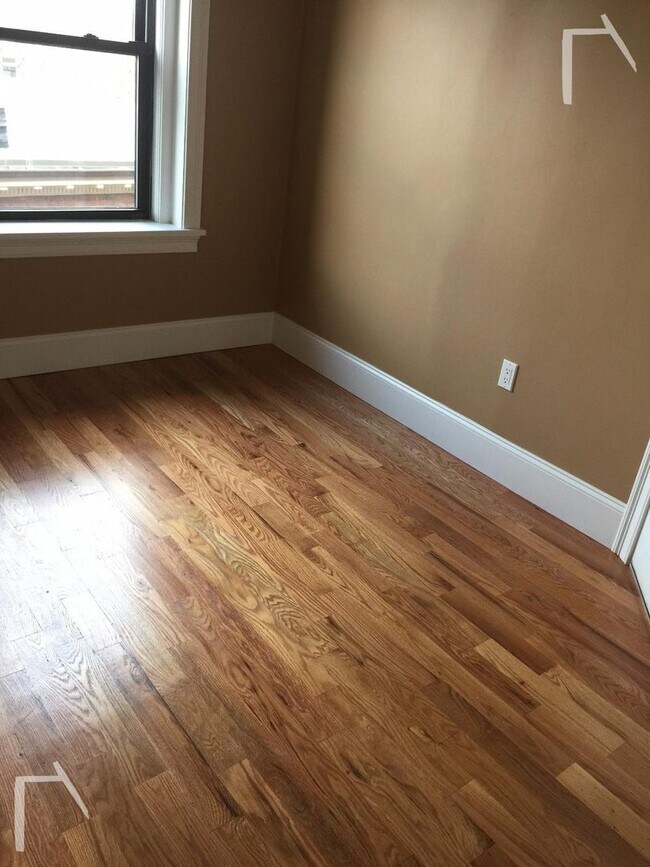 Building Photo - Central Heat/AC, In Unit Washer/Dryer, Close to Longwood, Porch