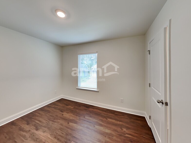 Building Photo - 556 Summit View Lane