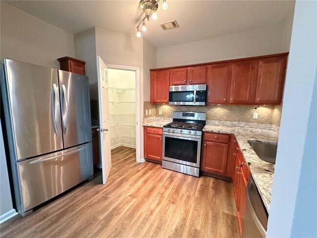 Building Photo - 2089 Lakeshore Overlook Dr