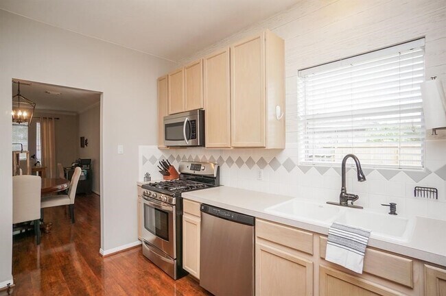 Building Photo - 16531 Village View Trail