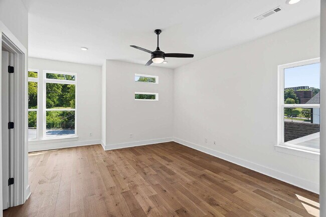 Building Photo - "Chic Nashville Townhouse: 3 Beds, 3 Baths, with Granite Elegance & Cozy Fireplace!"