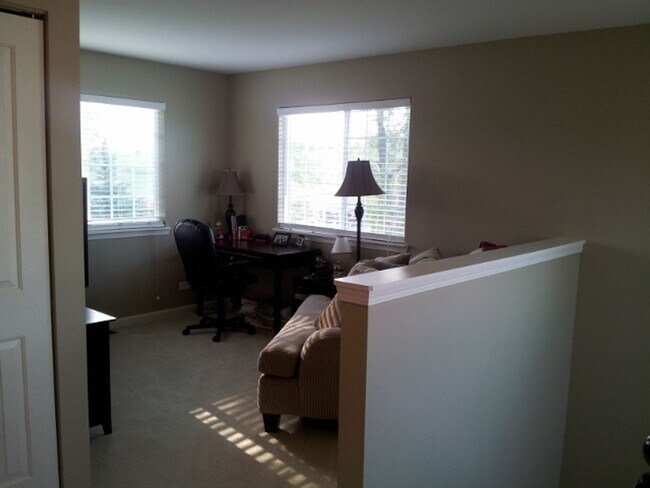 Building Photo - Lakemoor 2 Bedroom 2.5 Townhome Available!