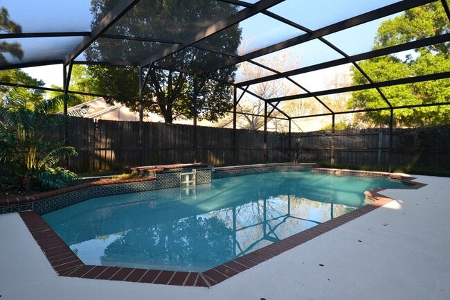 Building Photo - Gorgeous fully upgraded pool home in Ovied...