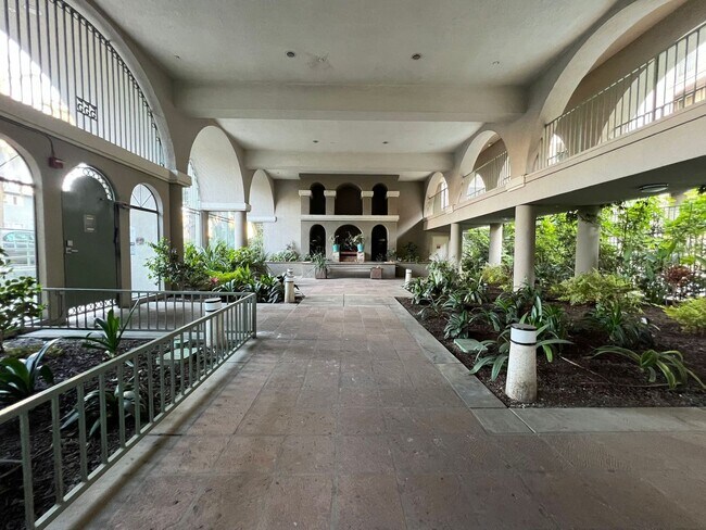 Building Photo - **555 Maine Ave #304 Long Beach** Upstairs 3 bedroom 2 bath - 2 weeks free OAC!!