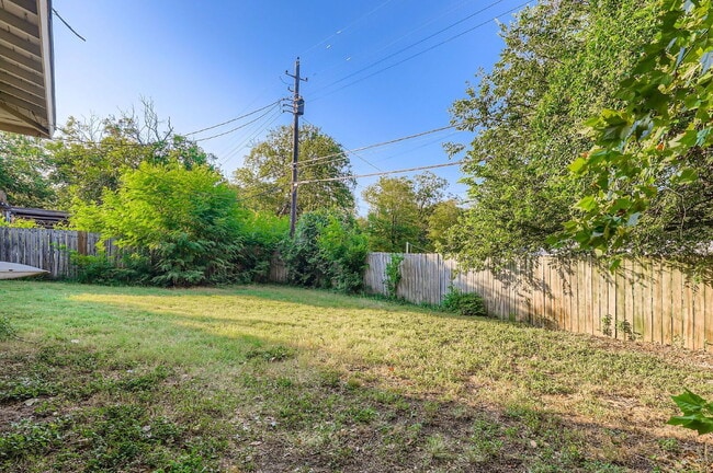 Building Photo - 1423 Westmoor Dr
