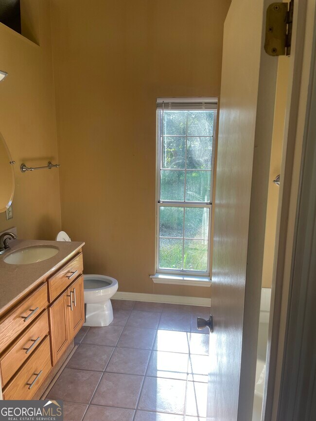 Building Photo - 108 Acorn Ct
