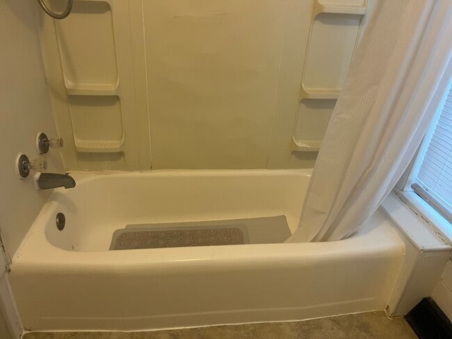 Building Photo - 1208 Chestnut Ave