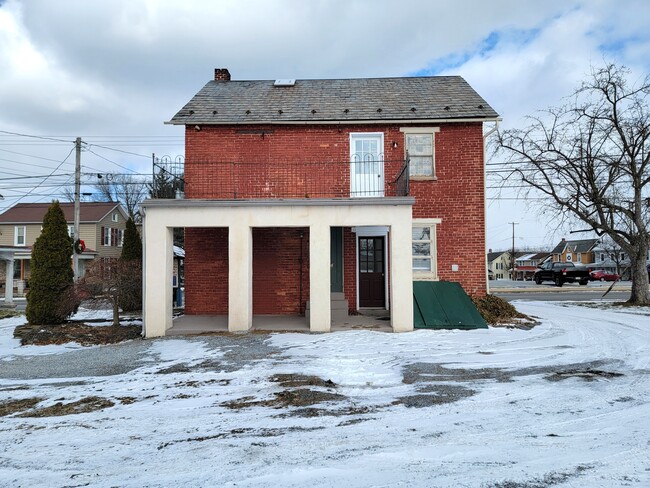 Building Photo - 806 Main St