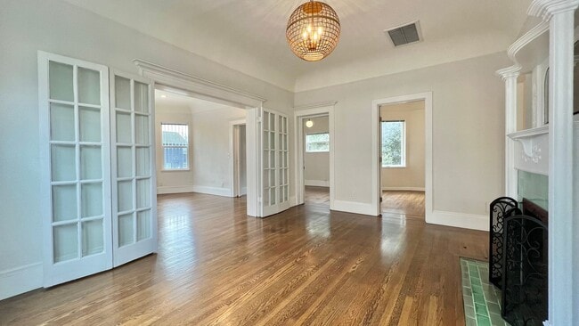 Building Photo - Well-maintained, Charming duplex – 3bd 2ba Upper-Level Unit