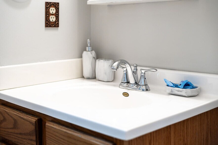 Building Photo - 742 N Sheffield Ave