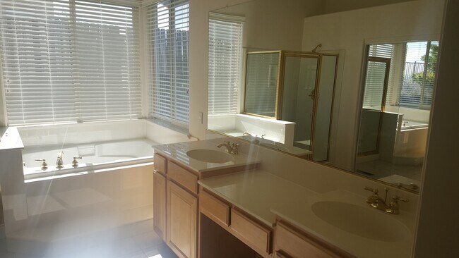 Building Photo - Amazing 4 Bedroom Home in Northwest Reno!