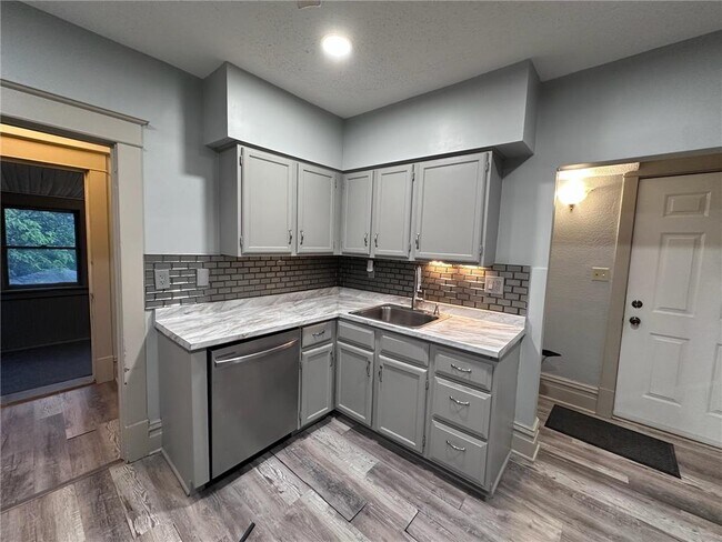 Building Photo - 734 Sims Ave