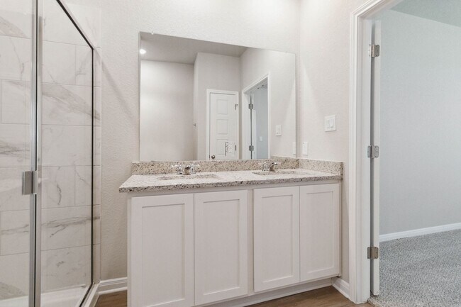 Building Photo - Stunning Duplex in Emma Park