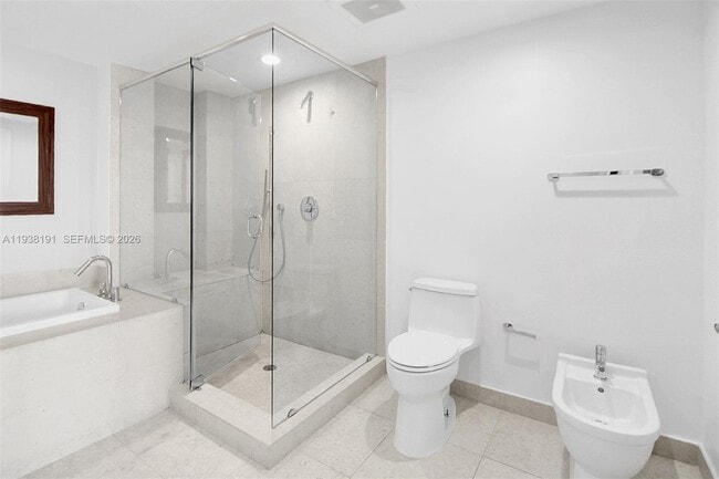 Building Photo - 495 Brickell Ave