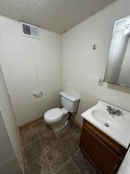 Building Photo - 1402 8th St E