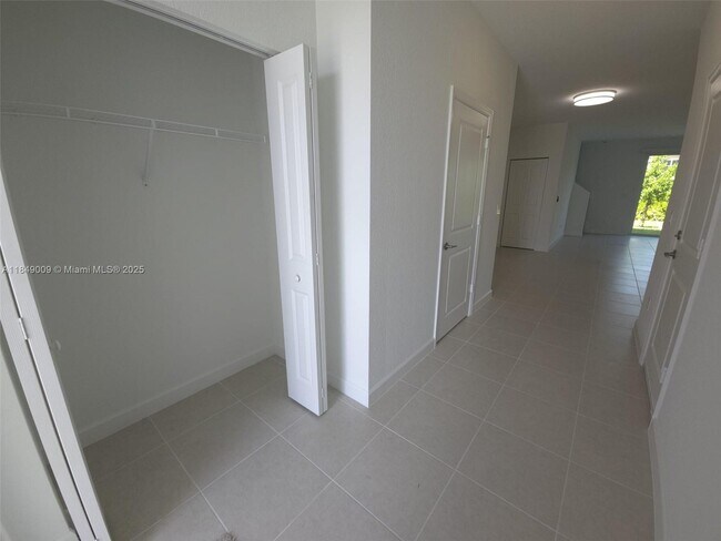Building Photo - 321 SE Crossoak Ln