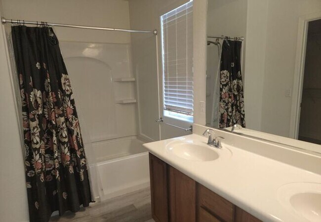 Building Photo - 3 Bedroom, 2.5 Bathroom Home Available Now