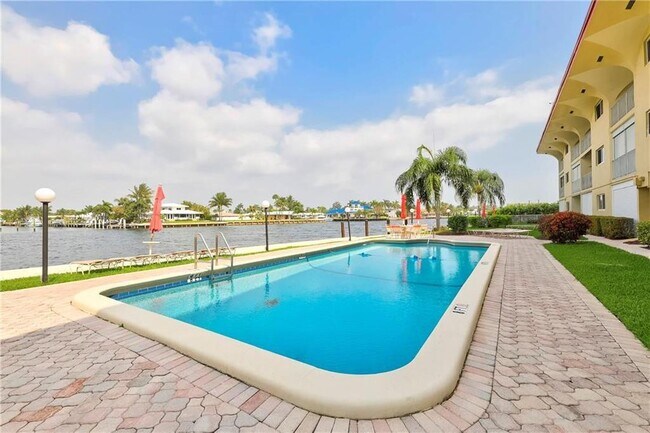 Building Photo - 505 N Riverside Dr