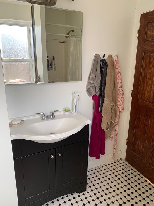 Building Photo - 5118 Dresden Way