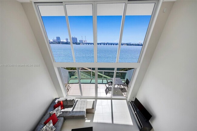 Building Photo - 2000 Bay Dr