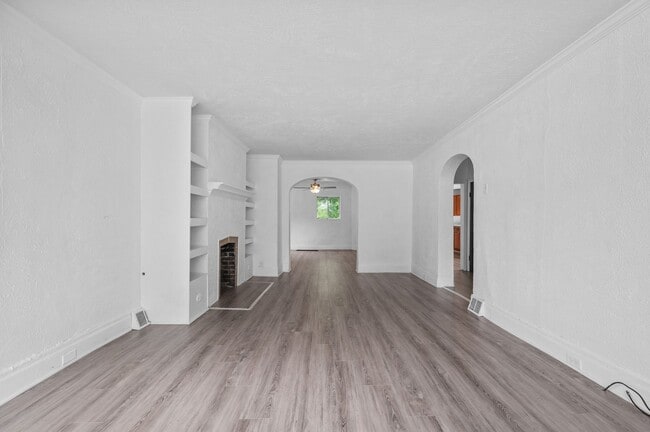 Building Photo - 5 bed 2 bath - Great Brookline location.  ...