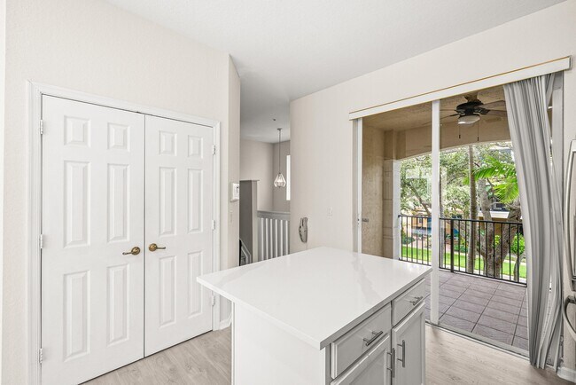 Building Photo - 3187 N Oasis Dr