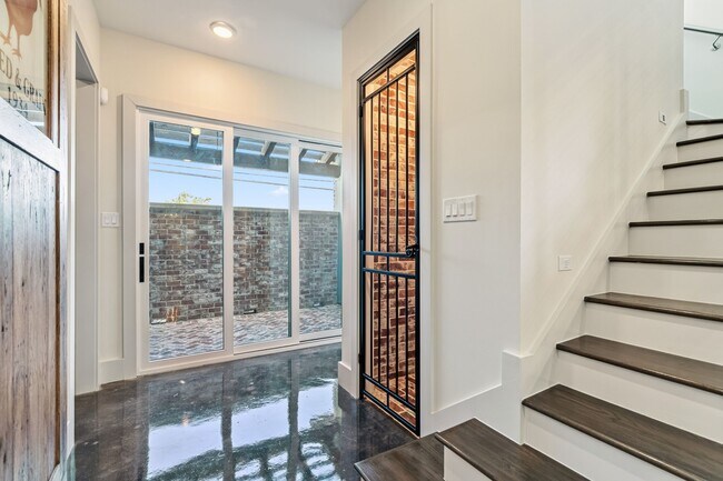 Building Photo - 3610 Oak Forest Dr