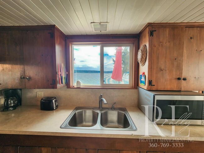 Building Photo - Charming Waterfront Retreat in Poulsbo, Wa...