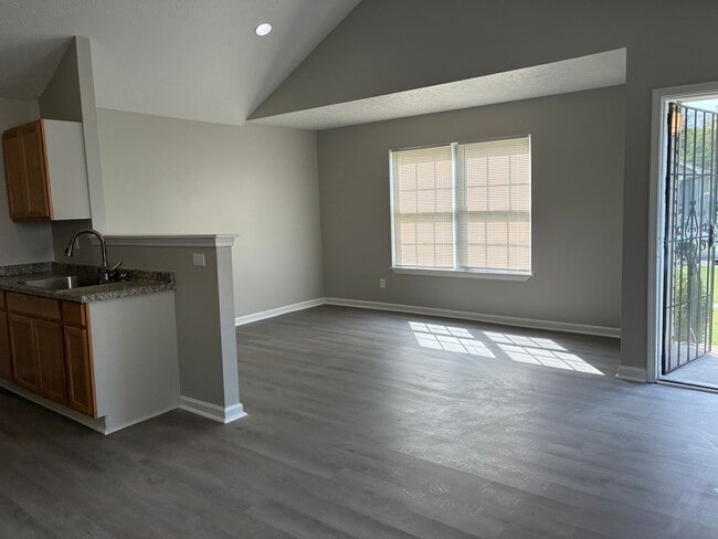 Building Photo - 4101 Sunset Ave