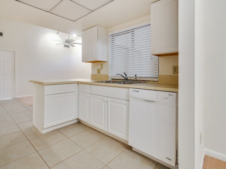 Building Photo - 14465 Larkspur Ln