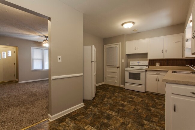 Building Photo - Adorable 2 bed/1 bath home with garage and...