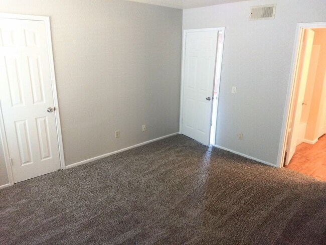 Building Photo - Spacious Two Bedroom Two Bathroom Condo