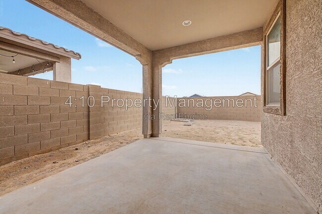 Building Photo - 3241 E Malibu Dr