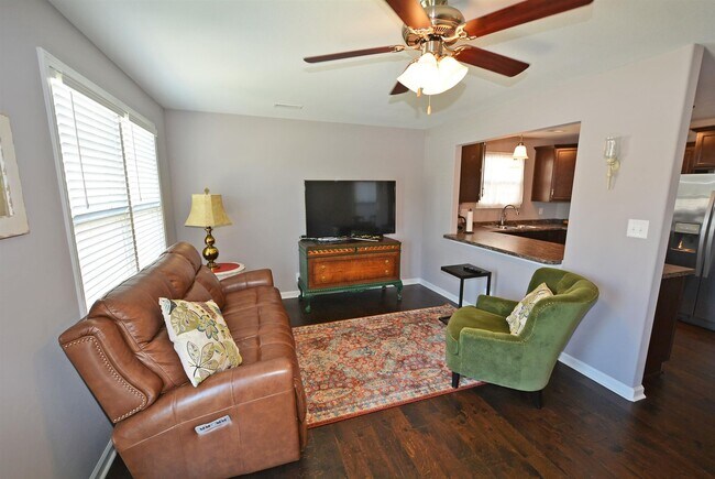 Building Photo - Gorgeous! 3 Bed/2.5 Bath house! Close to I-24! Lawn/Garbage Included!