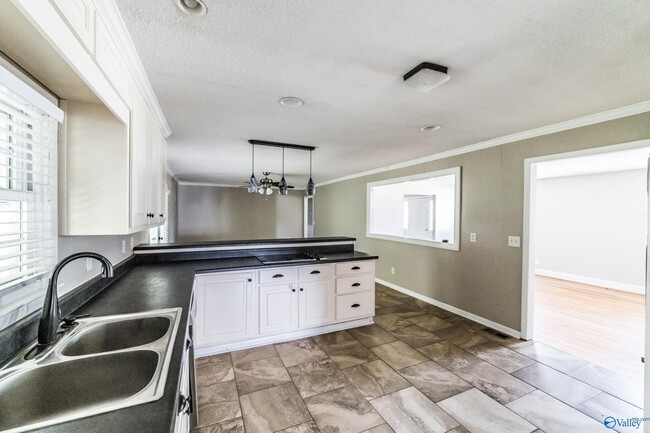 Building Photo - 2107 Edinburgh Dr SW