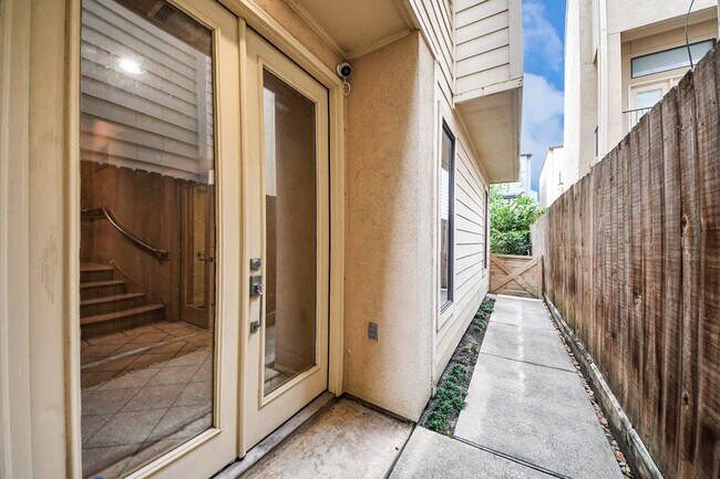 Building Photo - 5217 Lillian St