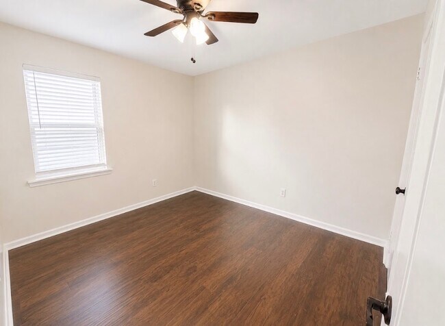 Building Photo - 121 Country Dr