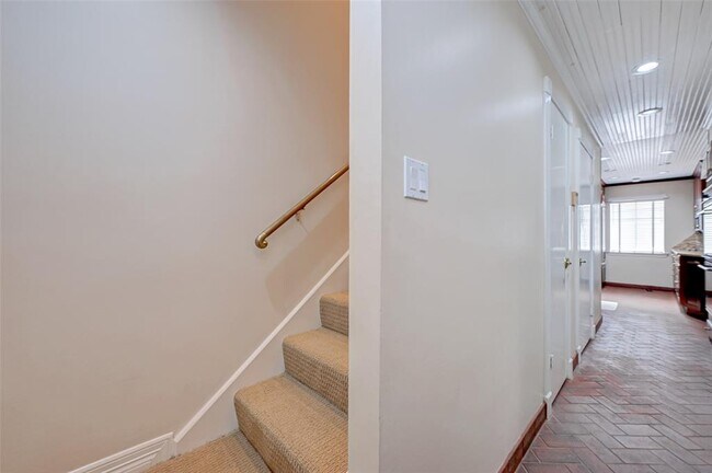 Building Photo - 6329 Del Monte Dr