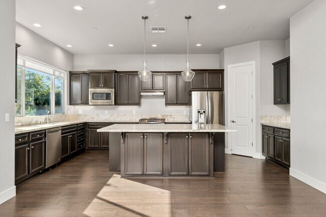 Building Photo - 8099 Traditions Ct