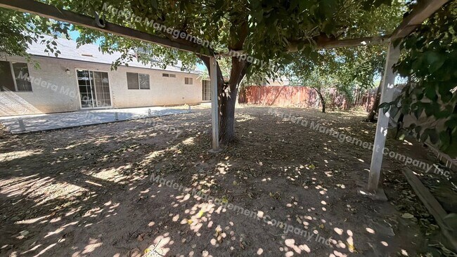 Building Photo - 4 bed/2 Bath - Available now