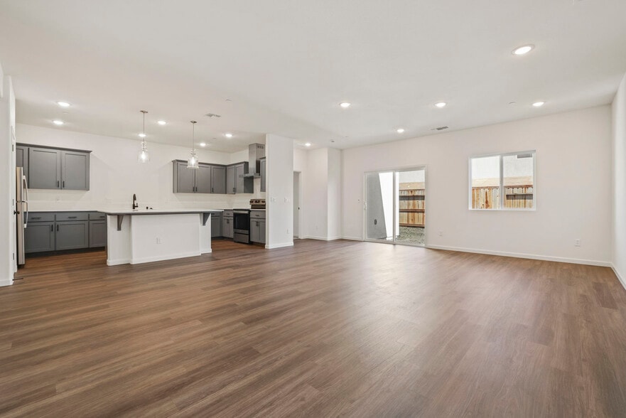 Great Room - 522 Bedfordshire Dr