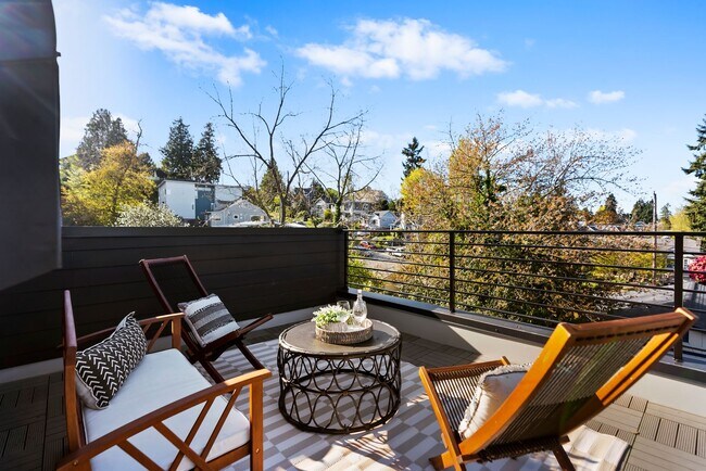 Building Photo - Modern Elegance in the Heart of Wallingford