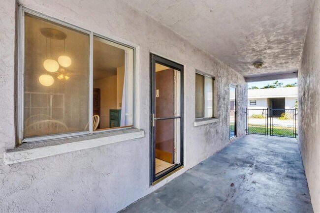 Building Photo - 3101 Bee Ridge Rd
