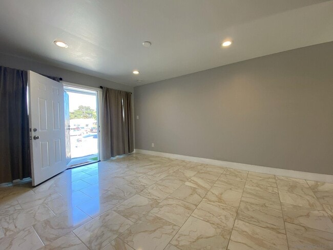 Building Photo - 4384 Clairemont Dr