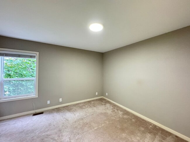 Building Photo - Your New Rental Home Awaits in Bellevue!